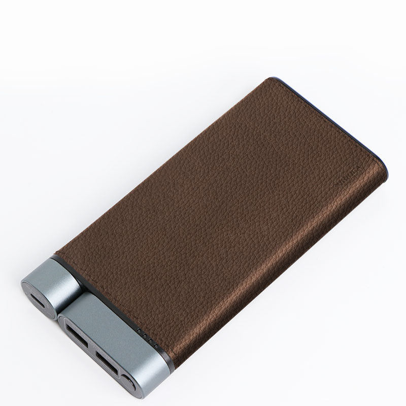 10000mAh 전원 뱅크 금속 셸 가죽 마무리 2pcs USB-A 1pc Type-C 포트