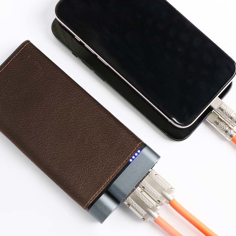 10000mAh 전원 뱅크 금속 셸 가죽 마무리 2pcs USB-A 1pc Type-C 포트